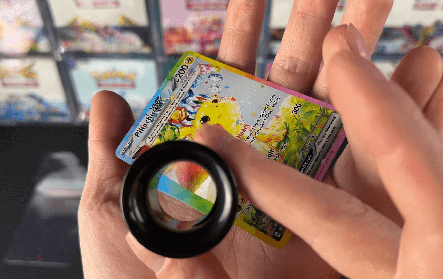 Pokémon-Sammelkarte wird mit einer Lupe auf Zustand und Oberfläche überprüft.